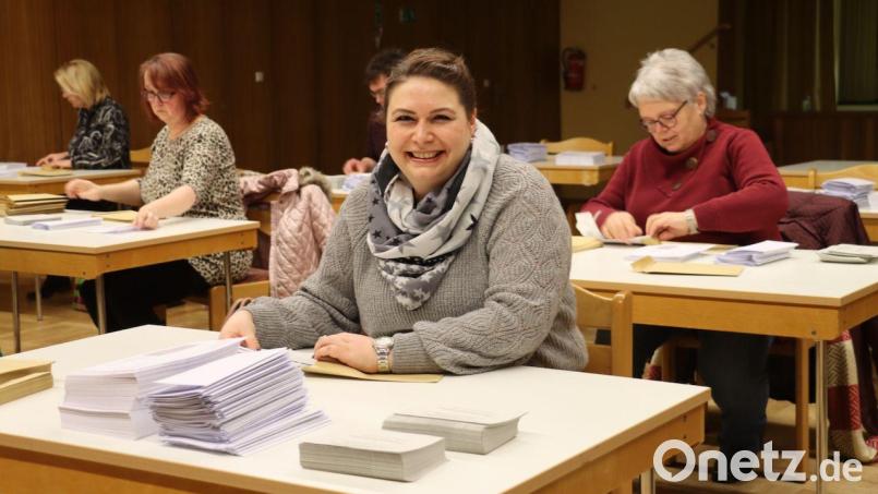 Unter der Federführung von Carolin Rösch (vorne) aus dem Wahlausschuss von St. Michael machten Mitglieder des amtierenden Pfarrgemeinderats, der Kirchenverwaltung, vom Pfarrbüro sowie Gemeindereferent Benedikt Eckert und Pfarrer Alois Berzl die Unterlagen zum Versand der Briefwahlunterlagen fertig. Bild: ads