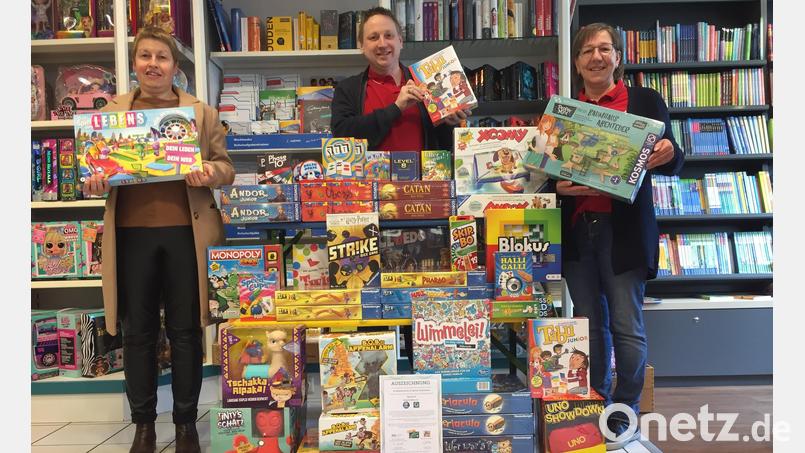 Hochwertiges Spielepaket für die Mittagsbetreuung der Grundschule Schmidmühlen (von links): Marion Härtl mit Bernhard und Ann-Britt Nußstein. Bild: Bernhard Nußstein/exb