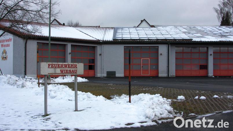 Die vorhandenen Hallen der Feuerwehr Wiesau, um Fahrzeuge, Anhänger und Geräte unterzustellen, reichen längst nicht mehr aus. Bild: wro