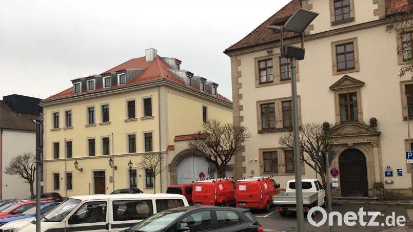 Für die Sanierung Unterer Markt 4 gibt es noch keinen genehmigten Bauantrag. Darüber entscheidet das Landratsamt, auch darüber, ob die Dachgauben rückgebaut werden müssen. Bild: ihl