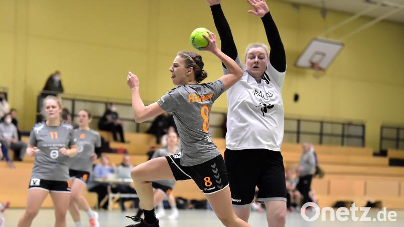 Christina Beer von der HG Amberg (am Ball) wirft eines ihrer drei Tore im Spiel, nachdem sie Routinier Maria Schlosser vom HC Weiden (rechts hinten) ausgespielt hatte. Bild: Hubert Ziegler