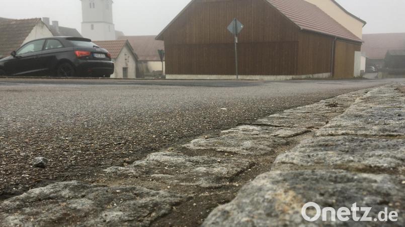 Die Bürgermeister-Delling-Straße in Trisching soll ausgebaut werden. Mit einer möglichst niedrigen Bordsteinkante. Bild: upl