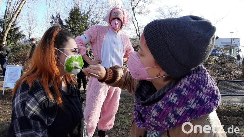 Hier wird eine &quot;Maske der Gleichheit&quot; bemalt. Bild: Kunz