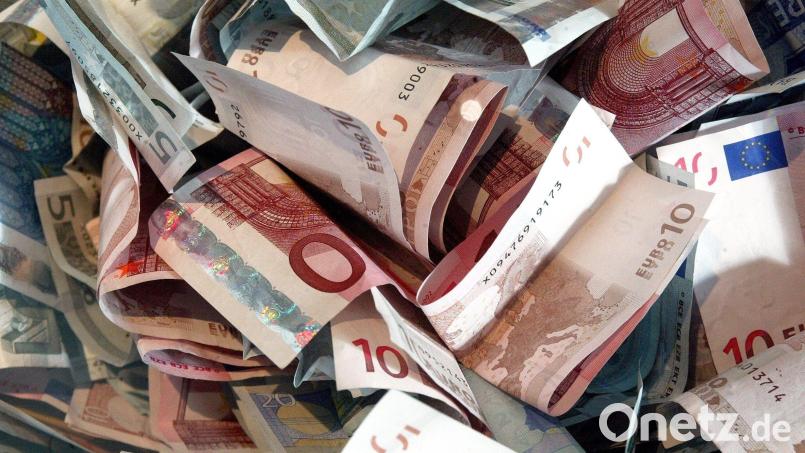 Einen Bargeldbetrag im sechsstelligen Bereich haben zwei Trickbetrügerinnen, die sich als &quot;Wunderheilerinnen&quot; ausgaben, in Amberg ergaunert. Sie gaukelten ihrem Opfer vor, Geld &quot;heilen&quot; zu können, um so Unheil abzuwenden. Symbolbild: Jens Wolf/dpa