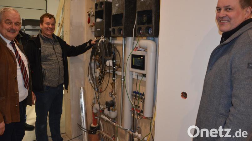 Über den Baufortschritt im künftigen Feuerwehrhaus in Zirkenreuth informierten sich die Mitglieder des Gemeinderats Leonberg. Im Bild Kommandant Martin Teubner (Mitte) mit Bürgermeister Johann Burger (links) und Thomas Siller vom Bauamt der VG Mitterteich vor dem Schaltschrank der Fernwärmeheizung. Bild: jr