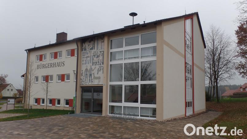 Bürgermeister Johannes Schmid will das Bürgerhaus mit einer Gemeinschaftsküche aufwerten und stieß mit seiner Idee auf Zustimmung. Archivbild: br