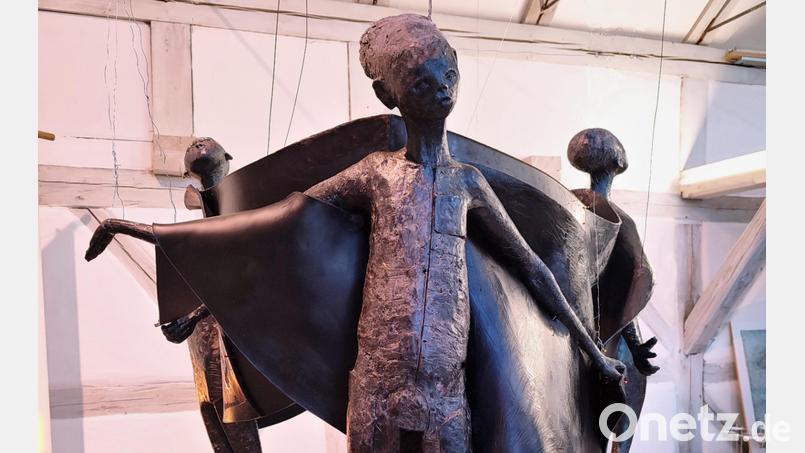 Was hier noch als Modell im Atelier von Hanna Regina Uber in Aschach steht, krönt bald als Bronzeskulptur den Abschluss der Dorferneuerung in Hohenkemnath. Bild: Uber und Diem/exb