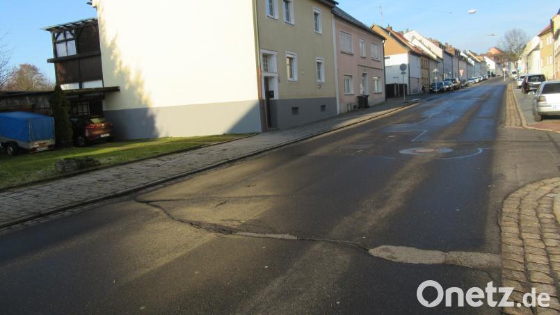 Die Fahrbahn in der Karolinenstraße in Waldsassen weist viele Schäden auf. Diese könnten zusammen mit der Aktion in der Pfaffenreuther Straße behoben werden. Dort soll nach der Verlegung der Wasserleitung die Fahrbahndecke erneuert werden. Bild: kgg