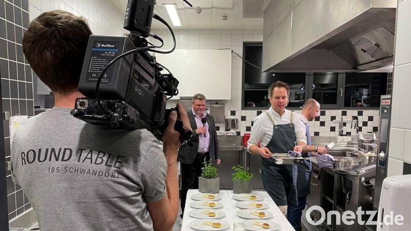 Das &quot;Dinner 4 Charity 2022&quot; der Schwandorfer Rouund-Tabler wurde wie im Vorjahr aus der Küche der Firma Horsch übertragen. Rund 200 Hobbyköche verfolgten an den heimischen Laptops das Geschehen mit und fabrizierten parallel zu den Profiköchen ein viergängiges Menü. Bild: Round Table 185 Schwandorf/exb
