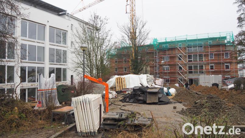 In Tirschenreuth werden aktuell und in den kommenden Jahren von privaten Investoren rund 100 Wohnungen errichtet. Zu den größeren Objekten gehören auch die Sanierung des ehemaligen Schwesternwohnheims (links) sowie der Neubau daneben. Bild: ws