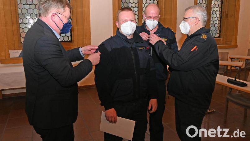 Dem neuen Stadtbrandmeister werden die Dienstgradabzeichen angeheftet (von links): Oberbürgermeister Michael Cerny, Stadtbrandmeister Sebastian Schindler, Stadtbrandinspektor Christoph Bachmann und Stadtbrandrat Heinrich Scharf. Bild: Thomas Graml/exb