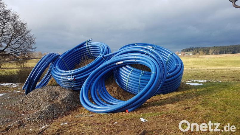 Viele Leitungen und Rohre warten auf dem Lagerplatz in Tröbes noch auf ihre Verlegung. Bild: gi