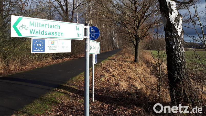 Mit der Zahl 13 und der Europaflagge markiert ist der &quot;Iron Curtain Trail&quot; (Eiserner-Vorhang-Radweg), hier bei Egerteich. Die Strecke entlang der Grenze zur Silberhütte soll nun deutlich optimiert werden; den Beschluss fasste jetzt der Stadtrat. Bild: pz