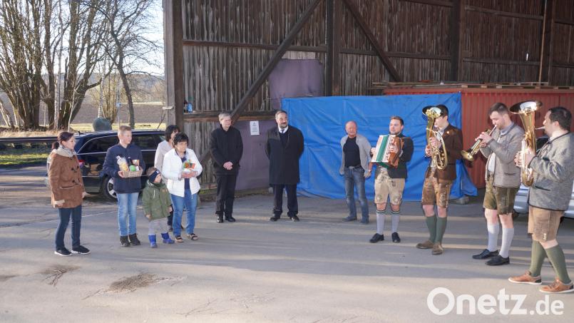 Die vier Hulzstoaßboum spielten zum Geburtstag von Barbara Zitzmann (Vierte von links mit weißer Jacke) auf. Bild: fvo