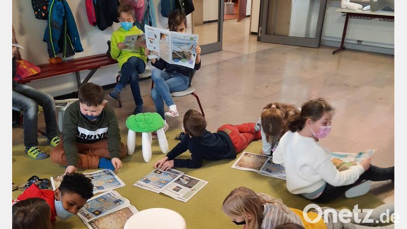 Waldthurner Schulkinder lesen die Kinderzeitung von Oberpfalz-Medien. Bild: fvo