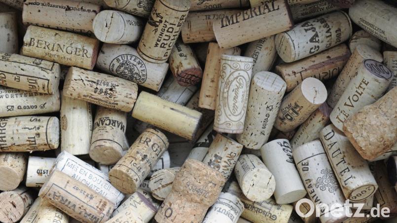 Nur 10 bis 15 Prozent der Naturkorken werden gesammelt und vor allem als Dämmstoff recycelt. Bild: Marijan Murat/dpa