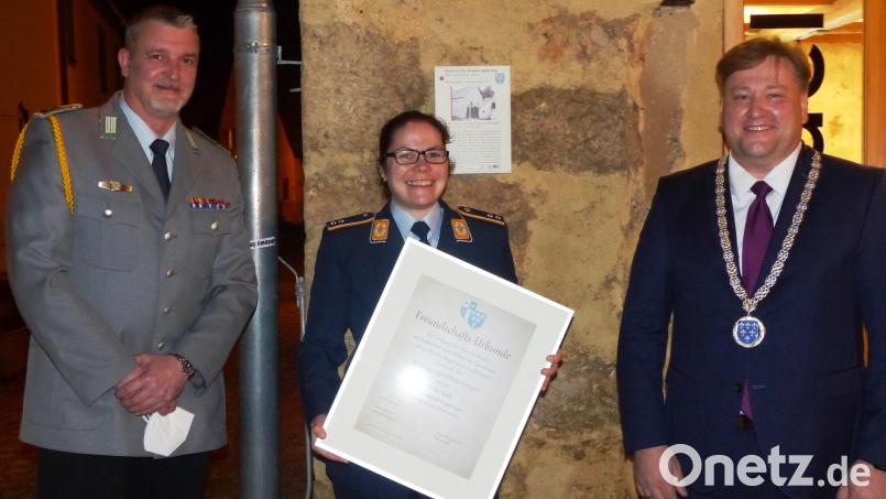 Stolz präsentieren Stabsfeldwebel Hendrik Koch, Zugführerin Oberleutnant Borroto Hernandez und Bürgermeister Stefan Braun (von links) die Freundschaftsurkunde zwischen dem Markt Kastl und dem Stabszug des Transportbataillons der Bundeswehr in der Gärmersdorfer Kaserne. Bild: jp