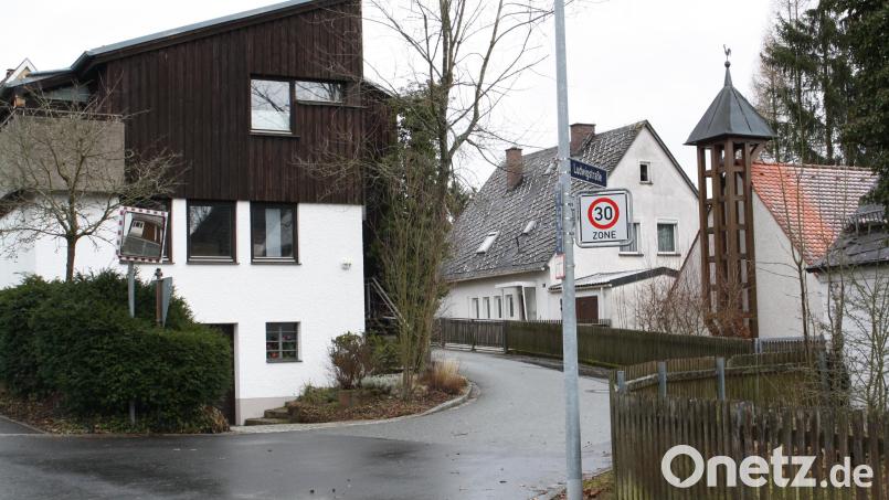 In der Ludwigstraße bleibt es bei der Tempo-30-Zone: Eine weitergehende Reglementierung des Verkehrs in Richtung verkehrsberuhigte &quot;Spielstraße&quot; oder gar Einbahnregelung lehnte der Bauausschuss nach einer Anwohnerbefragung ab. Bild: bjp