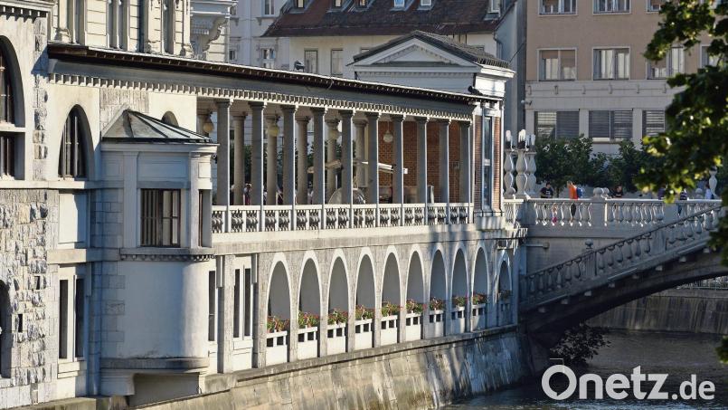 Das Werk des slowenischen Architekten Jože Plecnik: der zentrale Marktplatz Ljubljanas mit der zweistöckigen Markthalle. Bild: Miran Kambic/www.slovenia.info/dpa