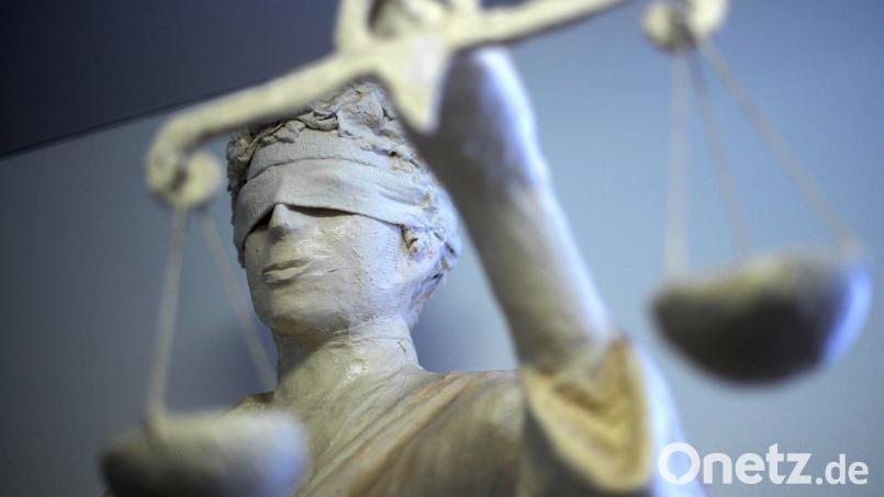 Ein 72-Jähriger aus dem Landkreis Neustadt/WN hatte die Renovierungsarbeiten in seinem Bad nur teilweise bezahlt. Die Materialpreise waren ihm zu teuer. Nun verurteilte ihn das Gericht zur vollständigen Zahlung. Symbolbild: Peter Steffen/dpa