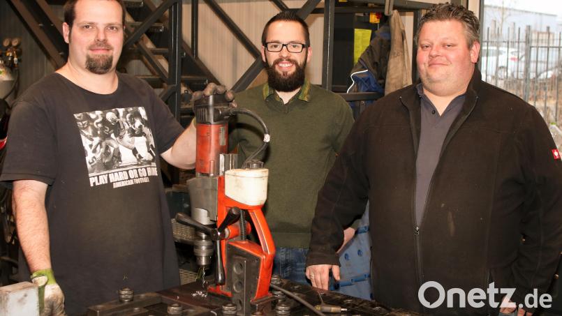 Gelungene Inklusion wird seit Anfang Januar beim Weidener Unternehmen Multi-Metall GmbH mit seinem Geschäftsführer Maximilian Blau (Mitte) vorgelebt. Denn mit dem von INTEGRA- Standortleiter Stefan Böhm (r.) betreuten Andreas Rentsch (l.) hat der erste Mitarbeiter der Werkstätten GmbH den Sprung in den ersten Arbeitsmarkt gewagt und mit Bravour geschafft. Bild: Stephan Landgraf/exb