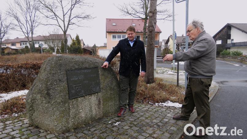 Franz Kunz (rechts), Vorsitzender des Cheddleton/Wetley Rocks-Clubs, und Mitterteichs Bürgermeister Stefan Grillmeier sinnieren am Gedenkstein zur Partnerschaft der Kommunen am Cheddletonring über längst vergangene Zeiten. Bild: ubb
