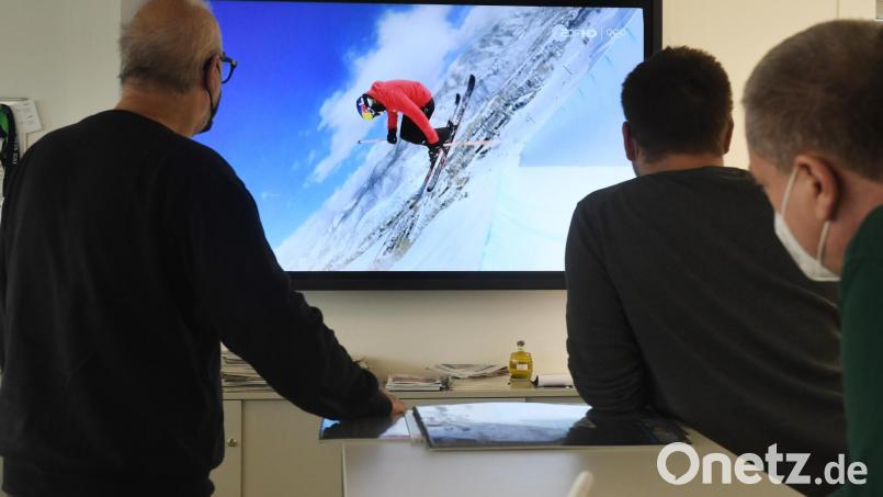 Die Olympischen Spiele in Peking sind sehr umstritten. Über manche Entscheidungen wird auch im Kollegenkreis heftig diskutiert. Begeisterte Wintersportler lassen sich die Liveübertragungen nicht entgehen. Bild: Gabi Schönberger