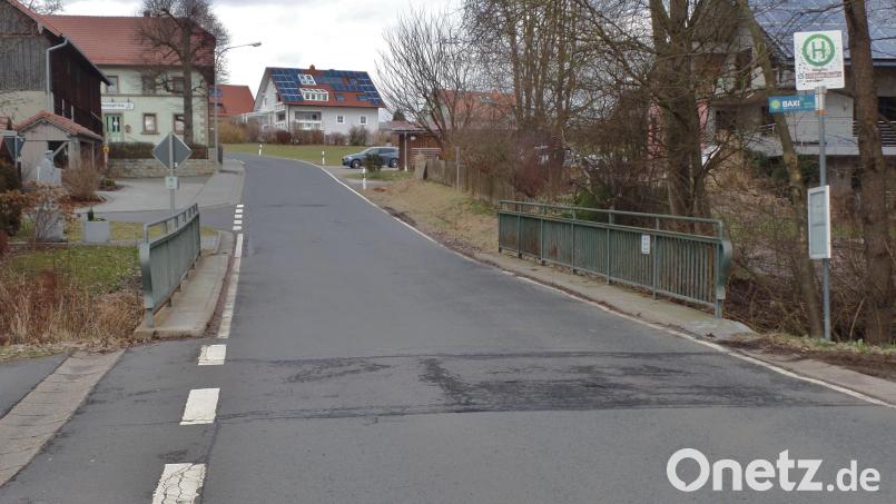 Der geplante interkommunale Rad- und Fußweg von Schlammersdorf nach Funkendorf soll auf einem Teilstück der Kreisstraße NEW 16 in Menzlas verlaufen. Im Zuge der Maßnahme ist auch ein Neubau der Brücke über die Creußen vorgesehen. Bild: br