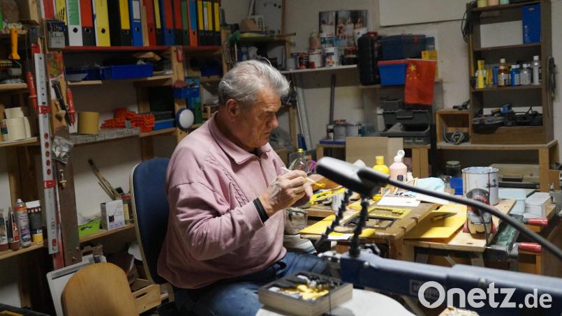 Er sägt, schnitzt und bemalt: Albert Plötz liebt sein Hobby. Bild: wel