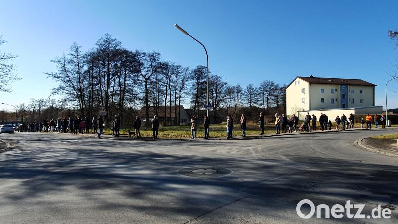 An 13. Februar, hatte die Corona-Teststation in Kemnath, zum ersten Mal am Sonntag für zwei Stunden geöffnet. Eine Schlange über mehrere Straßen bildete sich bereits eine Stunde vor Öffnung. Bild: kaz