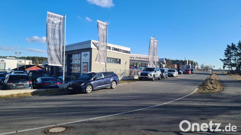 Im Gewerbegebiet parken oft Fahrzeuge auf dem Seitenstreifen. Die auswärtigen Kennzeichen lassen vermuten, dass diese Pendlern des Truppenübungsplatzes gehören. Bild: sne