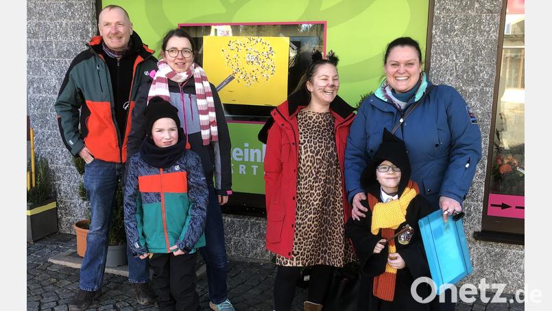 Die maskierten Kinder zogen mit ihren überwiegend maskierten Eltern von Schaufenster zu Schaufenster und versuchten die beiden Lösungswörter zu finden. Bild: krb