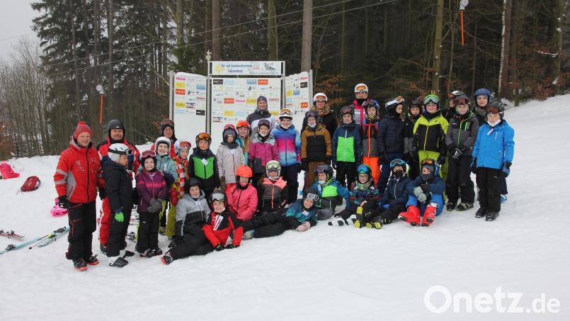 Vor dem Ski - Abfahrtstraining am Ski- und Snowboardzentrum am Fahrenberg stellen sich alle Beteiligten des Schul - Ski - Schneevergnügens zum Gruppenfoto Bild: fvo