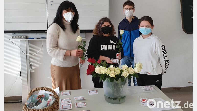 Lehrerin Karin Sieber (links) organisierte mit der SMV die Valentinsaktion an der Fichtelnaabtal-Mittelschule. Bild: jpl