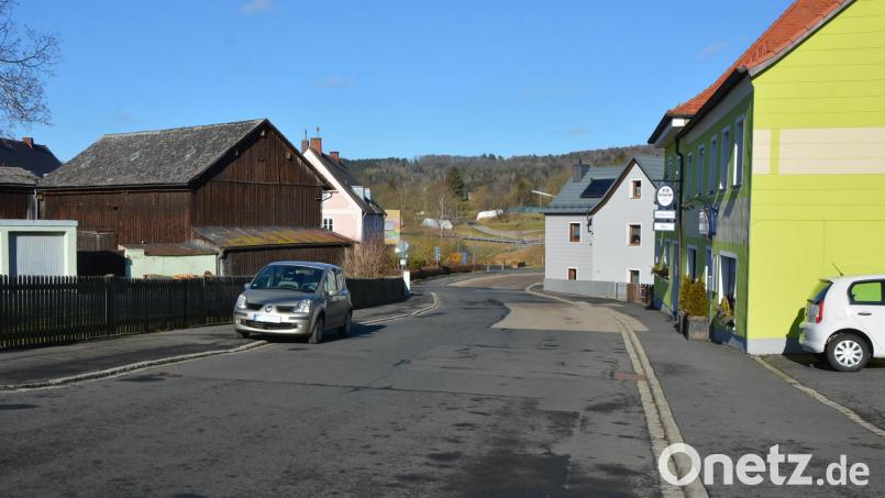 Im Zusammenhang mit dem Integrierten Städtebaulichen Entwicklungskonzept (Isek) stand am Samstag ein erster Ortsrundgang in Pechbrunn an. In den Blick genommen wurde unter anderem die Situation entlang der Hauptstraße. Bild: jr