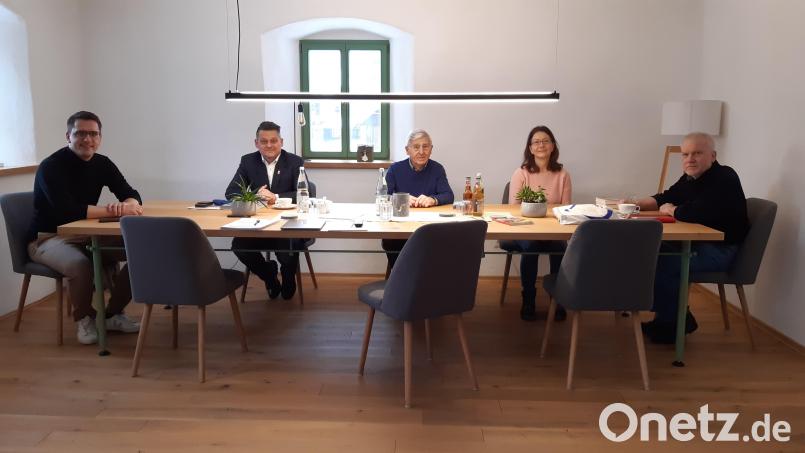 Christian Doleschal (von links), Markus Nickl, Ludwig König, Christine Sollfrank und Alfons Ernstberger kamen zu einem Gespräch über das Rentensystem zusammen. Bild: Albert Sollfrank/exb