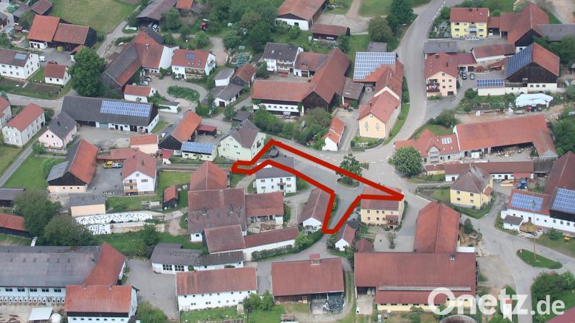 Der Dorfplatz in Pischdorf (rote Markierung) soll neu gestaltet werden. Ein Förderantrag wurde durch den Gemeinderat auf den Weg gebracht. Bild[M]: akp