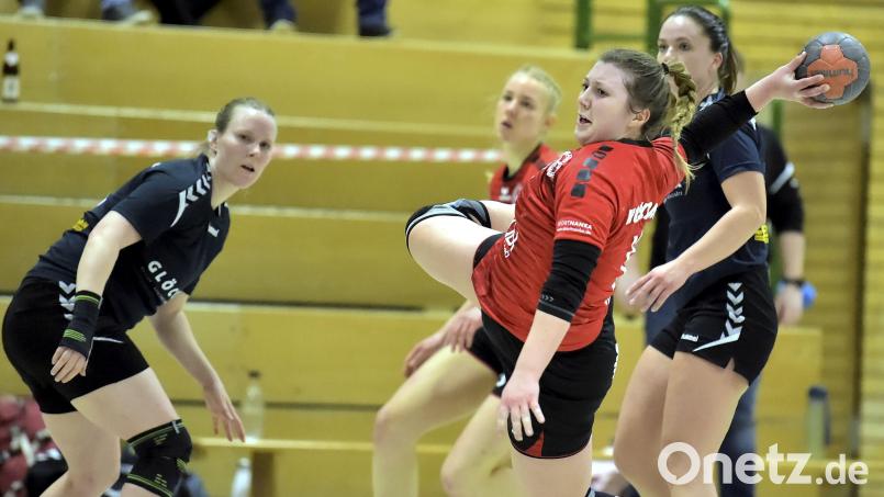 Einen Sahnetag erwischte Tamara Böhm (am Ball) vom HC Sulzbach im Heimspiel gegen Nabburg/Schwarzenfeld. Bild: Hubert Ziegler