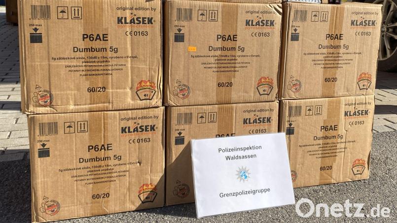 Kistenweise transportierte der Niederländer die Feuerwerkskörper. Bild: exb