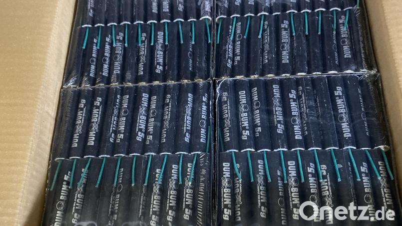In den sichergestellten Kartons waren Tausende verbotener Feuerwerkskörper. Bild: Polizei Waldsassen/exb