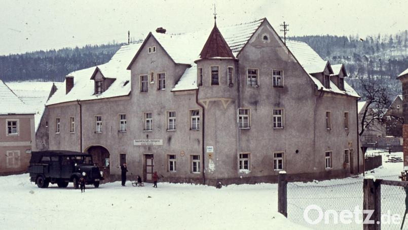 So sah der Gasthof Dotzler in Freudenberg bis Anfang der 1960er-Jahre aus. Charakteristisch für das Gebäude waren die Giebel und Erker. Archivbild: gri
