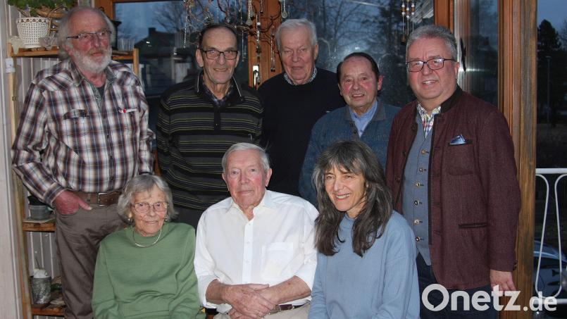 Georg Klarner (vorne, Mitte) feierte 90. Geburtstag. Es gratulierten Ehefrau Christa (sitzend, links) und Tochter Andrea (vorne, rechts). Die Glückwünsche des TB Jahn überbrachte Vorsitzender Gerd Priemer (hinten, links). Im Namen des MSC Wiesau gratulierten Alexander Schönberger, Franz Negratschker und Manfred Plattner. Zu den Gratulanten gehörte auch Bürgermeister Toni Dutz (rechts). Bild: wro