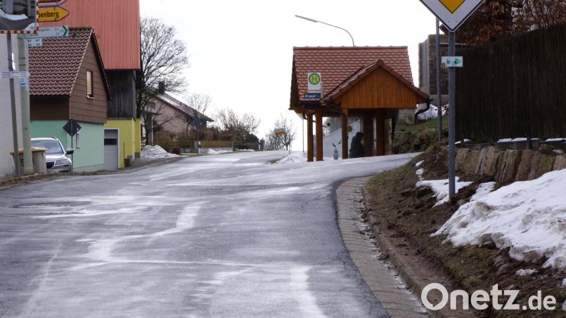 Aus Richtung Hölzlmühle kommende Autofahrer müssen vor der von rechts kommenden Straße über einen "Hubbel", der die Sicht beeinträchtigt. Bild: bkr