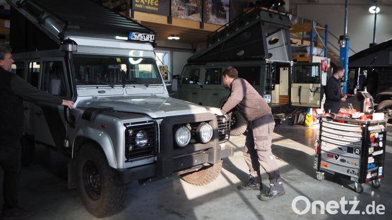 Abenteuerer machen das Hubdach made in Schwarzenfeld in der ganzen Welt populär. Bei Ex-Tec mit Chef Stephan Titye (links) und Mitarbeiter Tobias Preisl (rechts) stehen deshalb regelmäßig Land Rover in der Werkstatt, die viele hundert Kilometer für diese Umrüstung in Kauf nehmen. Bild: bl