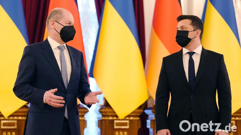 Bundeskanzler Olaf Scholz (SPD, links) und der Präsident der Ukraine, Wolodymyr Selenskyj, sprechen nach ihrem Gespräch mit Journalisten. Bild: Kay Nietfeld