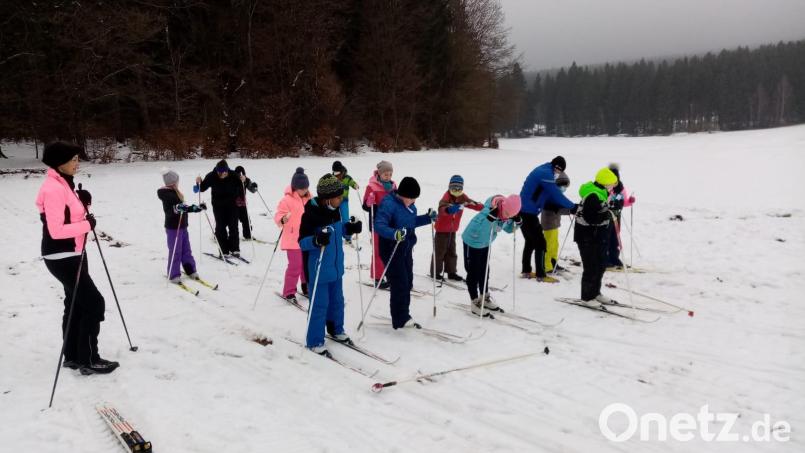 Auf die Plätze fertig los - ging es im Langlaufzentrum des OWV - Skiclubs Waldthurn für die Mädchen und Buben der Wolfgang Caspar-Printz Grundschule Waldthurn unter der Federführung von Johanna Grünauer (links) Bild: fvo