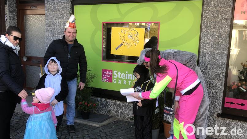 Bei der Faschingsschnitzeljagd in Neustadt suchten die Teilnehmer in den Schaufenstern von Geschäften nach dem Lösungswort. Bild: krb