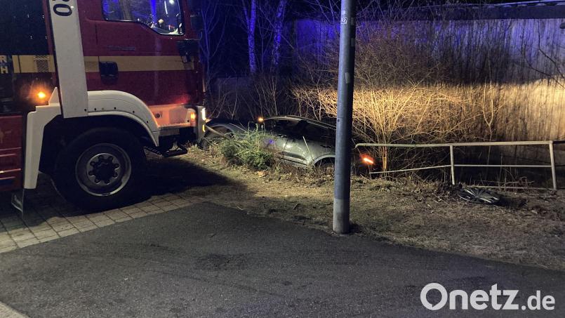 Ein 24-jähriger Landkreisbewohner übersah den Kreisverkehr in Hahnbach und kam mit seinem Wagen von der Fahrbahn ab. Bild: Polizeiinspektion Sulzbach-Rosenberg