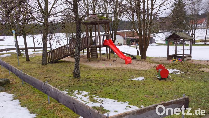 Die Bürger des Ortes pflegen und hegen den Kinderspielplatz. Mehrfach haben sie schon Geräte ausgetauscht. Bild: bkr