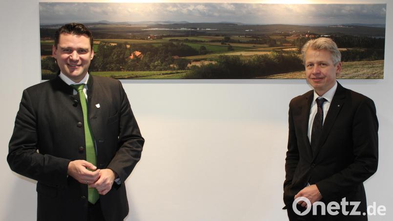 Professor Dr. Clemens Bulitta (rechts) stellte sich als neuer Präsident der OTH Amberg-Weiden bei Landrat Thomas Ebeling vor. Bild: Hans Prechtl/exb